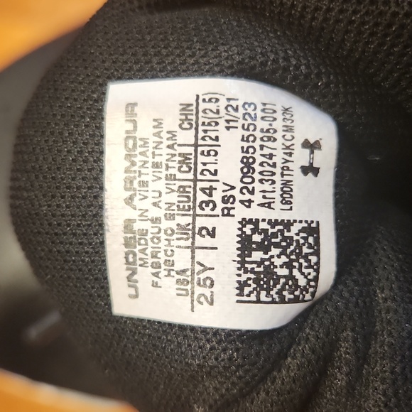 Youth 2.5Y UnderArmour basketball shoes - Picture 2 of 4